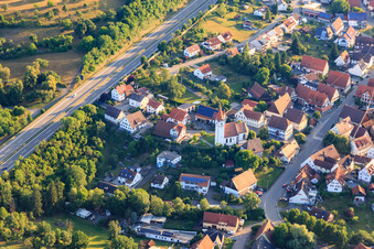 Vue aérienne de Vue de la ville avec l'église Saint-Pierre depuis le sud de ce côté de la B27 à le quartier Engstlatt in Balingen dans le département Bade-Wurtemberg, Allemagne