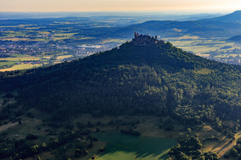 Vue aérienne de Le château de Hohenzollern vu du sud à le quartier Zimmern in Bisingen dans le département Bade-Wurtemberg, Allemagne