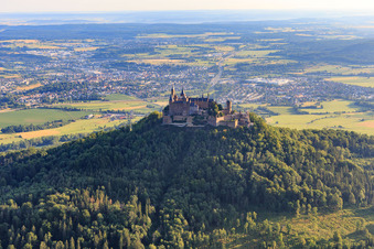 Photographie aérienne de Le château de Hohenzollern vu du sud à le quartier Zimmern in Bisingen dans le département Bade-Wurtemberg, Allemagne