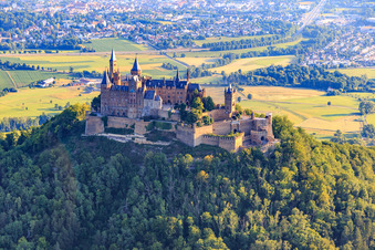 Vue oblique de Le château de Hohenzollern vu du sud à le quartier Zimmern in Bisingen dans le département Bade-Wurtemberg, Allemagne