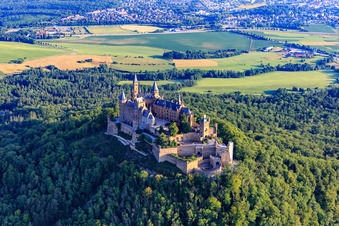 Vue aérienne de Château de Hohenzollern vu du sud-est à le quartier Zimmern in Bisingen dans le département Bade-Wurtemberg, Allemagne