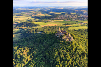Vue aérienne de Château de Hohenzollern vu du sud-est à le quartier Zimmern in Bisingen dans le département Bade-Wurtemberg, Allemagne