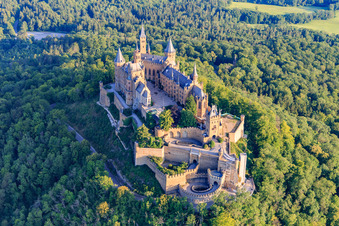 Photographie aérienne de Château de Hohenzollern vu du sud-est à le quartier Zimmern in Bisingen dans le département Bade-Wurtemberg, Allemagne