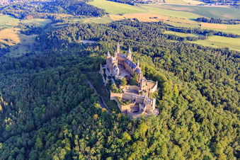 Vue oblique de Château de Hohenzollern vu du sud-est à le quartier Zimmern in Bisingen dans le département Bade-Wurtemberg, Allemagne