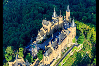 Château de Hohenzollern vu du sud-est à le quartier Zimmern in Bisingen dans le département Bade-Wurtemberg, Allemagne hors des airs
