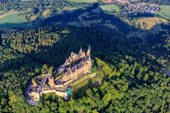 Château de Hohenzollern vu du sud-est à le quartier Zimmern in Bisingen dans le département Bade-Wurtemberg, Allemagne vue d'en haut