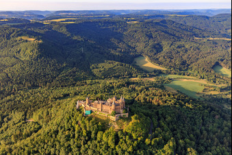 Photographie aérienne de Château de Hohenzollern vu du nord à le quartier Boll in Hechingen dans le département Bade-Wurtemberg, Allemagne