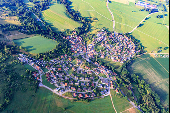 Vue aérienne de Vue d'ensemble du village depuis le nord à le quartier Zimmern in Bisingen dans le département Bade-Wurtemberg, Allemagne