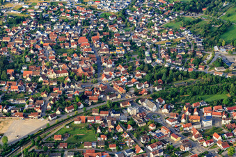 Vue aérienne de Vue de la ville depuis le nord avec Hohenzollernhalle et l'église Saint-Nicolas à le quartier Steinhofen in Bisingen dans le département Bade-Wurtemberg, Allemagne