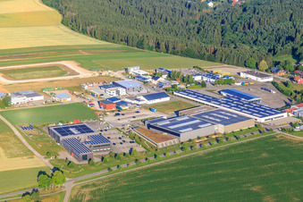 Vue aérienne de Zone industrielle vue de l'est avec Solera GmbH, AERO-LIFT Vakuumtechnik GmbH et grashobber GmbH à le quartier Binsdorf in Geislingen dans le département Bade-Wurtemberg, Allemagne