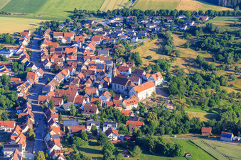 Photographie aérienne de Centre-ville historique vu du sud avec l'église Saint-Marc, le monastère et l'école primaire à le quartier Binsdorf in Geislingen dans le département Bade-Wurtemberg, Allemagne