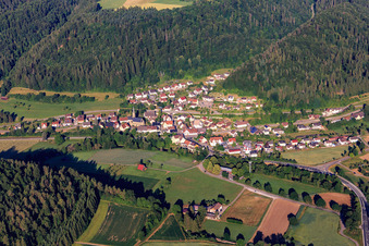 Vue aérienne de Vue du village depuis le nord-est à le quartier Altoberndorf in Oberndorf am Neckar dans le département Bade-Wurtemberg, Allemagne