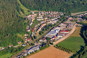 Vue aérienne de Vue du village dans la vallée du Neckar depuis l'est avec Kurt Allert GmbH + Co. KG à le quartier Altoberndorf in Oberndorf am Neckar dans le département Bade-Wurtemberg, Allemagne