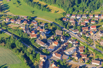 Vue aérienne de Église Saint-Sylvestre au centre du village à le quartier Altoberndorf in Oberndorf am Neckar dans le département Bade-Wurtemberg, Allemagne