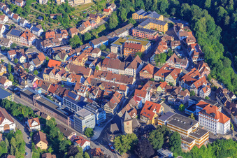 Vue aérienne de Centre-ville historique avec l'église Saint-Michel à Oberndorf am Neckar dans le département Bade-Wurtemberg, Allemagne