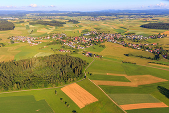 Vue aérienne de Vue du village depuis le sud-est à le quartier Beffendorf in Oberndorf am Neckar dans le département Bade-Wurtemberg, Allemagne