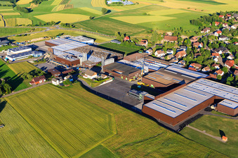 Vue aérienne de Zone industrielle Industriestraße avec GFV Verschlusstechnik GmbH & Co. KG, SAIER Verpackungstechnik GmbH & Co. KG et le groupe SAIER à le quartier Peterzell in Alpirsbach dans le département Bade-Wurtemberg, Allemagne