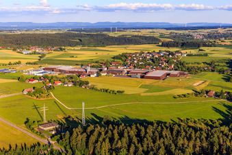 Vue aérienne de Vue du village depuis le nord avec GFV Verschlusstechnik GmbH & Co. KG, SAIER Verpackungstechnik GmbH & Co. KG et SAIER Group à le quartier Peterzell in Alpirsbach dans le département Bade-Wurtemberg, Allemagne