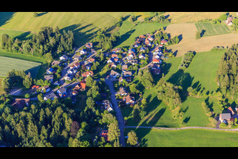 Vue aérienne de Quartier de Graben vu de l'ouest à le quartier Peterzell in Alpirsbach dans le département Bade-Wurtemberg, Allemagne