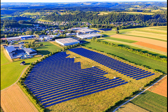Vue aérienne de Installation photovoltaïque en plein air devant la zone industrielle d'Oberwiesachstraße à le quartier Betzweiler in Loßburg dans le département Bade-Wurtemberg, Allemagne