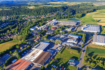 Vue aérienne de Zone industrielle Oberwiesachstraße avec Rahm Drehtechnik GmbH, REMONDIS Industrie Service GmbH & Co. K à le quartier Betzweiler in Loßburg dans le département Bade-Wurtemberg, Allemagne