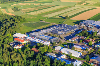 Vue aérienne de Zone industrielle Oberwiesachstraße avec ROHE Technology GmbH, Pewe Weidlich GmbH, SuperAlloy Manufaktur GmbH et Dobergo GmbH & Co. KG à le quartier Betzweiler in Loßburg dans le département Bade-Wurtemberg, Allemagne