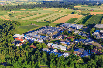 Vue aérienne de Zone industrielle Oberwiesachstraße avec ROHE Technology GmbH, Pewe Weidlich GmbH, SuperAlloy Manufaktur GmbH et Dobergo GmbH & Co. KG à le quartier Betzweiler in Loßburg dans le département Bade-Wurtemberg, Allemagne