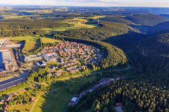 Vue aérienne de District de Härten depuis le nord à Loßburg dans le département Bade-Wurtemberg, Allemagne
