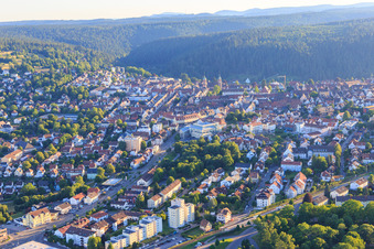 Vue aérienne de Centre-ville depuis l'est entre Ringstraße et B28 à Freudenstadt dans le département Bade-Wurtemberg, Allemagne