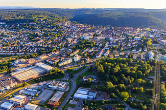 Vue aérienne de Centre-ville depuis l'est entre Steinbeisweg et B28 à Freudenstadt dans le département Bade-Wurtemberg, Allemagne