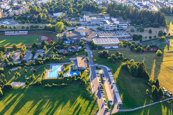 Vue aérienne de Amis du sauna Sauna dans la piscine panoramique et la piscine extérieure panoramique Freudenstadt à Freudenstadt dans le département Bade-Wurtemberg, Allemagne