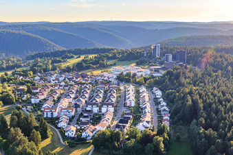 Vue aérienne de À Kohlstätter Hardt, devant le quartier des hôpitaux Freudenstadt gGmbH à Freudenstadt dans le département Bade-Wurtemberg, Allemagne