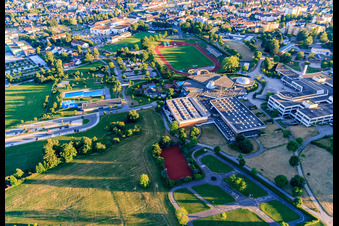 Vue aérienne de Piscine panoramique et piscine extérieure Freudenstadt, terrain de sport Hermann-Saam du club sportif de Freudenstad, gymnase Kepler, école de circulation pour jeunes Freudenstadt, salle du stade et salle du district à Freudenstadt dans le département Bade-Wurtemberg, Allemagne