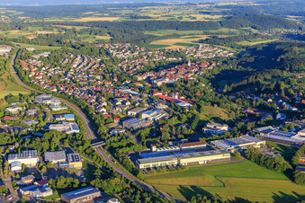 Vue aérienne de Vue de la ville depuis l'ouest sur la B28 à Dornstetten dans le département Bade-Wurtemberg, Allemagne
