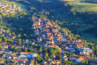 Vue aérienne de Route principale venant du nord à Dornstetten dans le département Bade-Wurtemberg, Allemagne