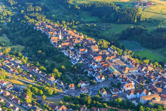 Vue aérienne de Route principale venant du nord-est à Dornstetten dans le département Bade-Wurtemberg, Allemagne