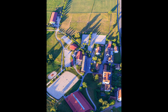 Vue oblique de Centre équestre de Heiligenbronn du RC Heiligenbronn eV à l'église de pèlerinage de Heiligenbronn à le quartier Salzstetten in Waldachtal dans le département Bade-Wurtemberg, Allemagne