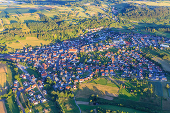 Vue aérienne de Vue d'ensemble du village depuis le nord-ouest avec l'église de la Nativité de Marie à le quartier Altheim in Horb am Neckar dans le département Bade-Wurtemberg, Allemagne