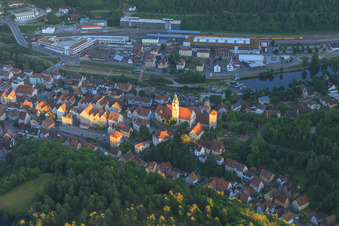 Photographie aérienne de Vieille ville avec la Marktstraße, le château de Hohenberg et la collégiale Sainte-Croix à Horb am Neckar dans le département Bade-Wurtemberg, Allemagne