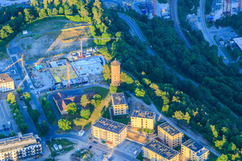 Vue aérienne de Geschwister-Scholl-Straße avec château d'eau, VIA Horb eV et chantier de construction sur l'ancien terrain de sport du Galgenberg à Horb am Neckar dans le département Bade-Wurtemberg, Allemagne