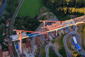 Chantier de construction du pont supérieur du Neckartal Horb am Neckar pour traverser le Neckar pour la B32 / B28 à le quartier Nordstetten in Horb am Neckar dans le département Bade-Wurtemberg, Allemagne vue d'en haut