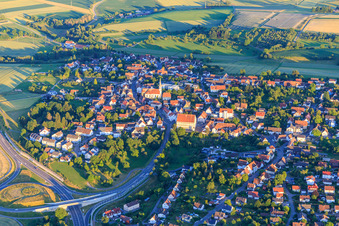 Vue aérienne de Vue du village depuis l'ouest sur la B32 à le quartier Nordstetten in Horb am Neckar dans le département Bade-Wurtemberg, Allemagne
