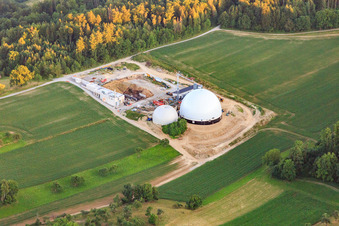 Vue aérienne de Réacteurs à biogaz et toits photovoltaïques à Sulz am Neckar dans le département Bade-Wurtemberg, Allemagne