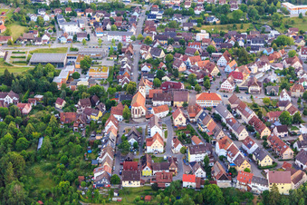 Vue aérienne de Centre-ville avec église protestante à Dornhan dans le département Bade-Wurtemberg, Allemagne