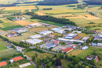 Vue aérienne de Zone industrielle de Maybachstraße avec Ziegler Fleischerei- und Gastronomiebedarfs GmbH & Co. KG, MADO GmbH et TMCK 4.0 GmbH à Dornhan dans le département Bade-Wurtemberg, Allemagne