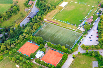 Vue aérienne de Terrains de sport du club de tennis et du TSF Dornhan à Dornhan dans le département Bade-Wurtemberg, Allemagne