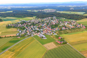 Vue aérienne de Vue du village depuis l'ouest à le quartier Marschalkenzimmern in Dornhan dans le département Bade-Wurtemberg, Allemagne