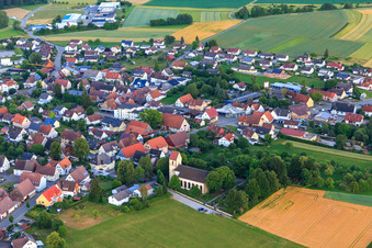 Vue aérienne de Vue du village depuis le nord avec l'église Saint-Otmar à le quartier Hochmössingen in Oberndorf am Neckar dans le département Bade-Wurtemberg, Allemagne