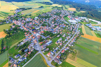 Vue aérienne de Vue d'ensemble du village depuis l'ouest à le quartier Hochmössingen in Oberndorf am Neckar dans le département Bade-Wurtemberg, Allemagne
