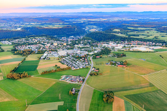 Vue aérienne de Vue de la ville depuis le nord-est à le quartier Lindenhof in Oberndorf am Neckar dans le département Bade-Wurtemberg, Allemagne